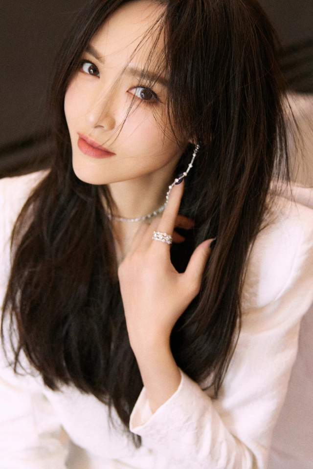 唐嫣|唐嫣气质出众戒指暴露年龄