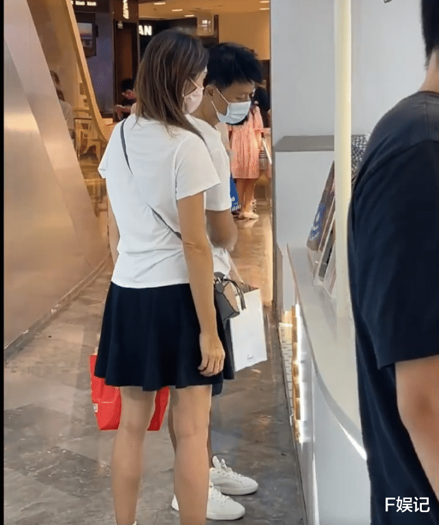 卢淑仪|李克勤在内地工作有太太卢淑仪陪着 夫妻俩在杭州商场逛街形影不离