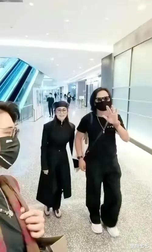 张敏太端着了，携小10岁丈夫逛街打扮隆重像是走红毯，太有距离感