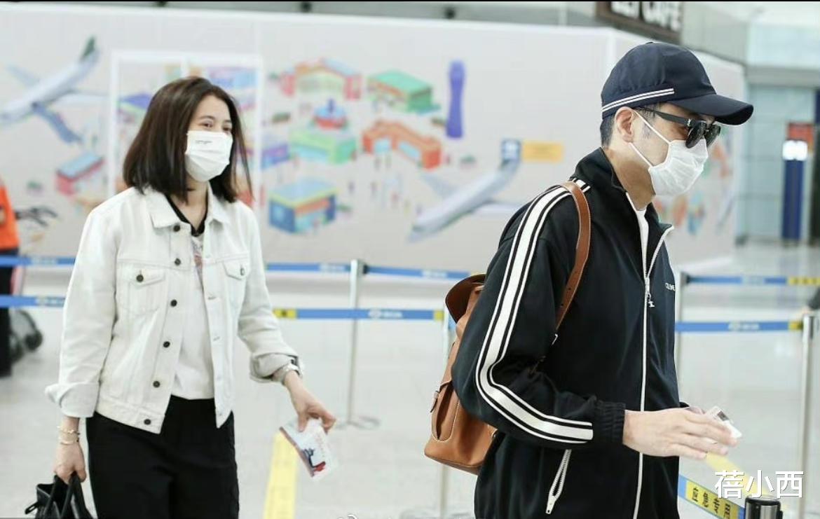 袁咏仪|“袁咏仪”与张智霖走机场，穿牛仔外套像个年轻人，哪像50岁了？