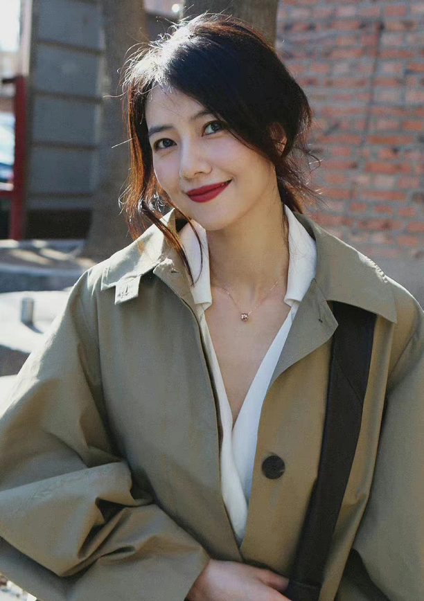 运动 42岁高圆圆一涂红唇就封神！穿风衣大方分享穿搭技巧，越老越好看