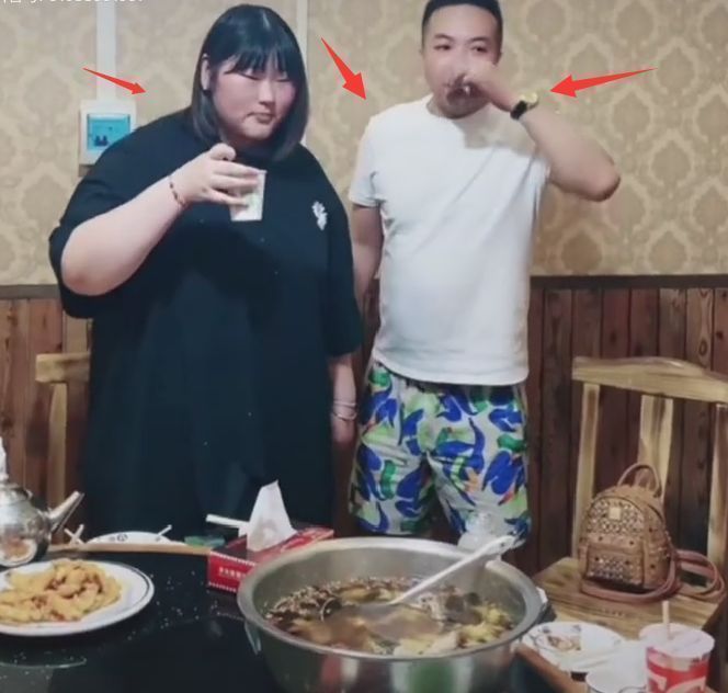 男团|大衣哥女儿与好友聚餐,朱雪梅身材魁梧霸气,网友:像山东大汉