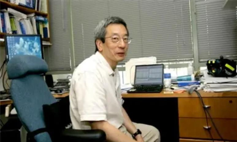 2008年，钱学森侄子获得诺贝尔奖，却当众说：我是美国的科学家