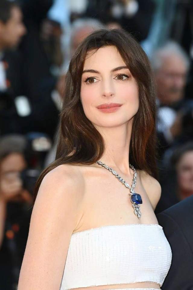 安妮·海瑟薇|安妮·海瑟薇亮相新片首映式！一袭白裙美得空灵，颈上钻石太闪亮