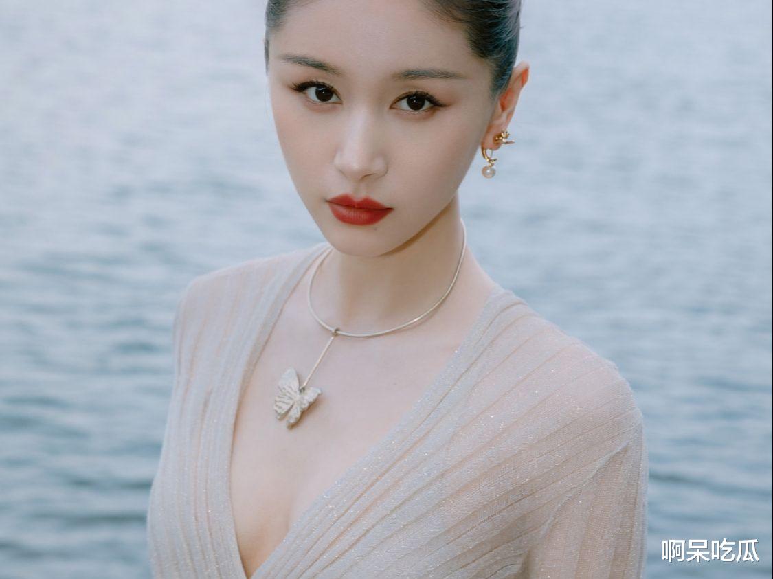 王子文|王子文baby合体拍大片，穿吊带长裙同框，谁更美一目了然