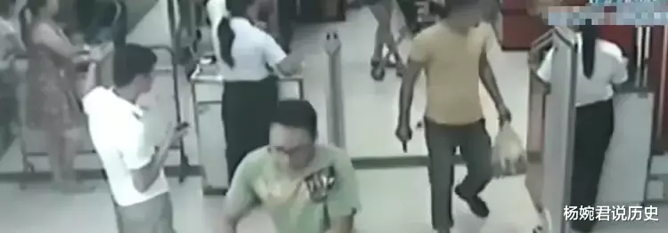 男子去超市帮女友买卫生巾,付款时竟被身后女子骂“变态”