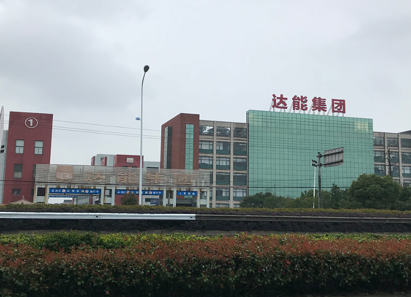 男子用200万赚到4亿,曾经戴名表开豪车,如今穿60元的地摊货