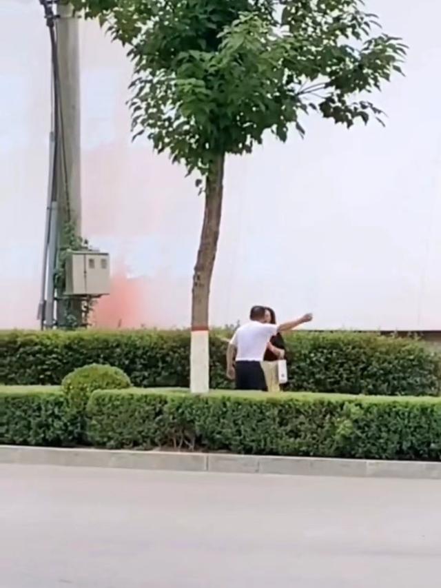 女子加班丈夫不理解,夫妻在马路边上大打出手,谁也不让着谁