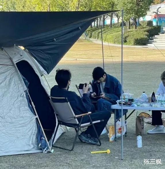 宋威龙|井柏然宋威龙公园露营被偶遇,相对而坐打王者,声称白纸上不签名