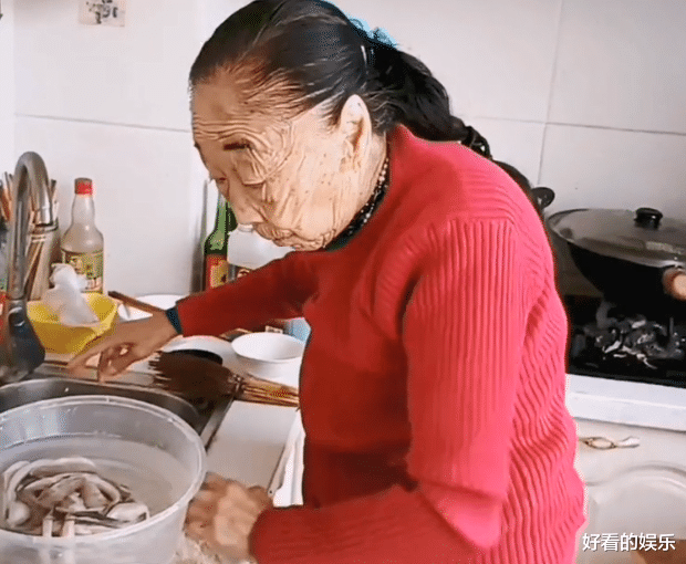 李玉成|85岁马玉琴成工具人，早餐吃白菜芯蘸酱、花生，网友：练牙口呢