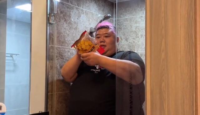 豌豆 500斤胖猴仔偷吃泡面被抓,满脸委屈如同小媳妇,网友:活该胖死