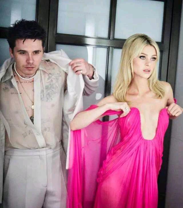 贝克汉姆|贝克汉姆和母亲合影!亲手下厨准备午饭,母子二人笑得很开心