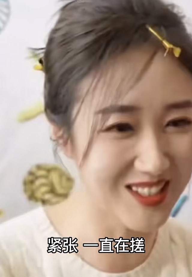 王嘉宁|28岁美女首次主持央视春晚状况多!太紧张抓坏牛仔裤,高跟鞋卡缝