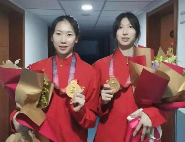江苏女排|恭喜！江苏女排4人受表彰，2人是新周期争冠主力，1人是替补奇兵