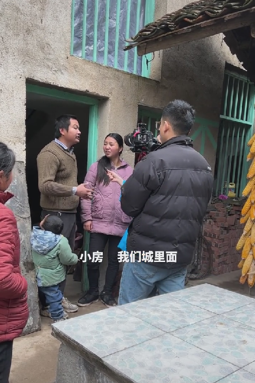 |牛爱芳接受电视台采访,记者不专业话筒没有标志,网友质疑是演员