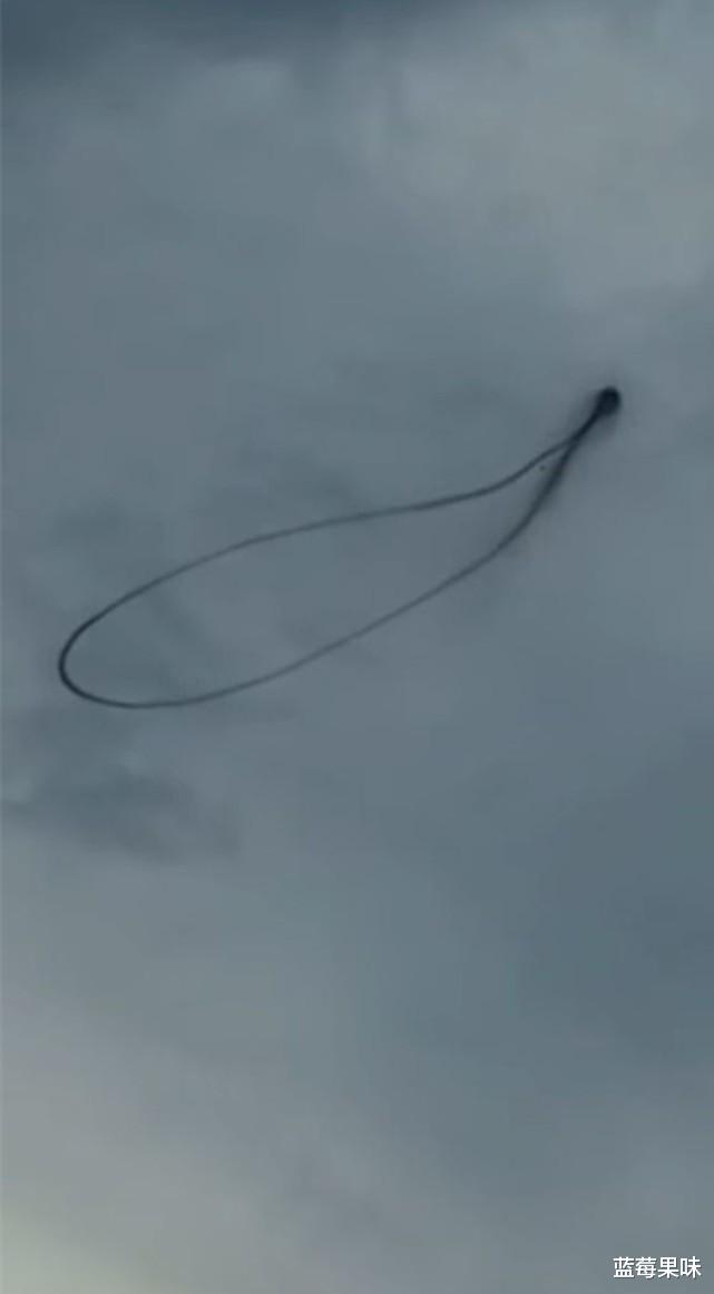 哥伦比亚上空出现黑色烟圈,宛如时空隧道之门,到底怎么回事?
