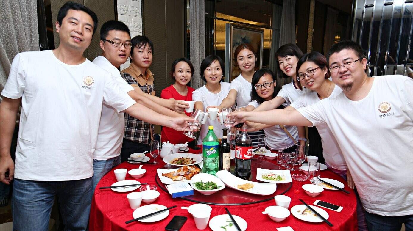 同学聚会,有钱的和没钱的各坐一桌,结账后,却有10人退出同学群