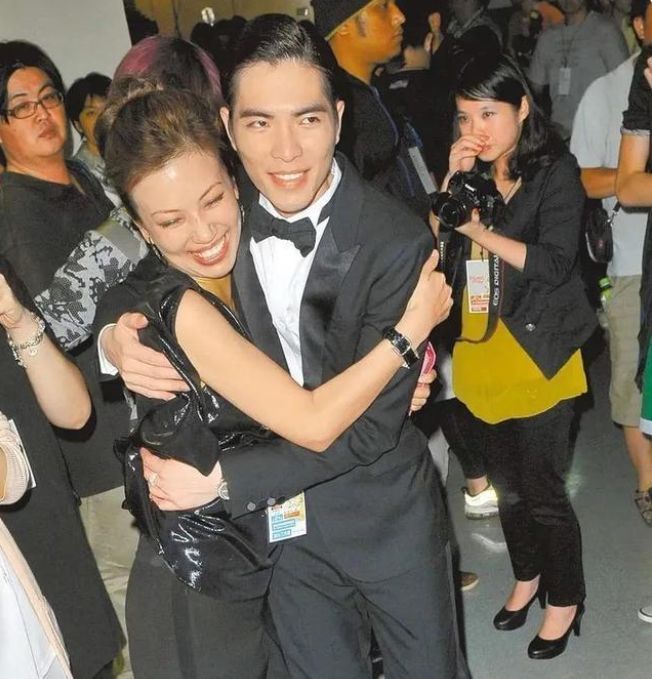 萧敬腾|萧敬腾成都吃火锅，打扮低调引众人围观，成都再次下雨引热议