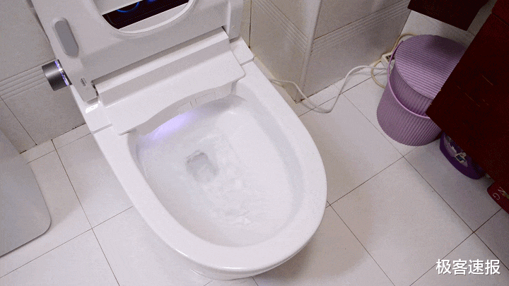 不用去国外抢马桶盖,这个国产马桶就好用,方便的同时还能做体检