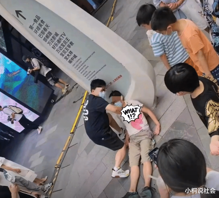 上海一男子“被捅”?胸口插刀群众吓到报警,结果让人非常无语!