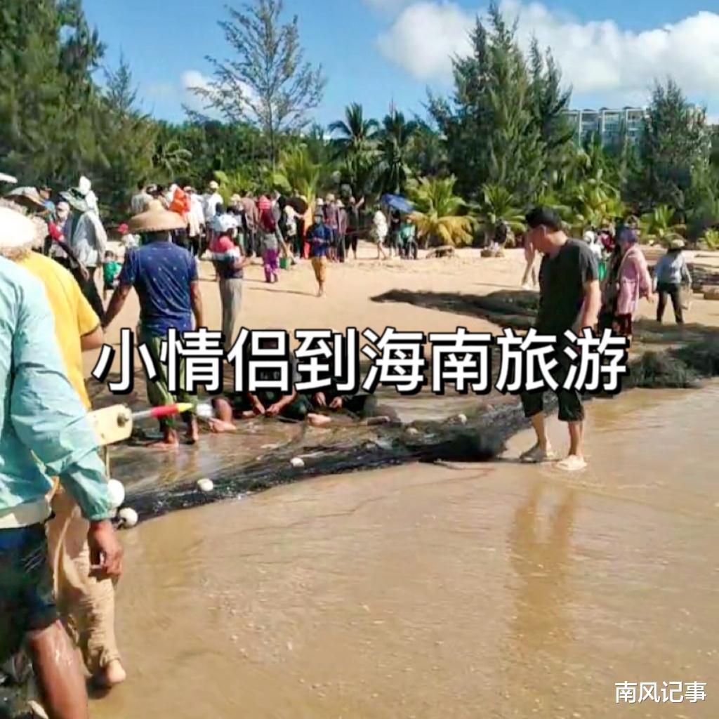 海南:女子携男友旅游,背后纹身太显眼,网友:分手了怎么办?