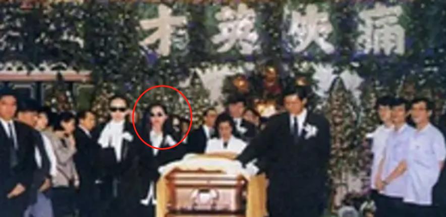 1993年陈百强去世，已为人妻的何超琼，为何坚持打破禁忌为其扶灵