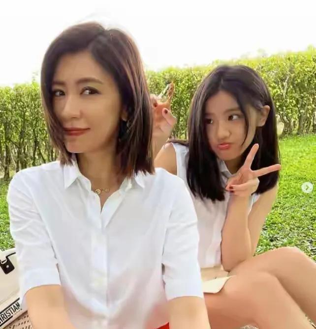 贾静雯|贾静雯笑对困境:梧桐妹轻视亲情,咘咘天生弱视,弟媳化疗要花钱