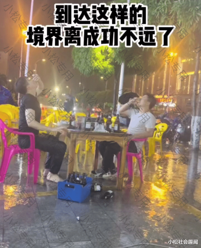 广西:两名男子在雨中喝酒谈心,老板:一人失恋,一人生意失败了