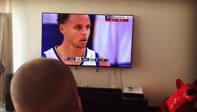 参观吴京住的豪宅,整体装修很豪华,从外面看像是住在高级酒店里