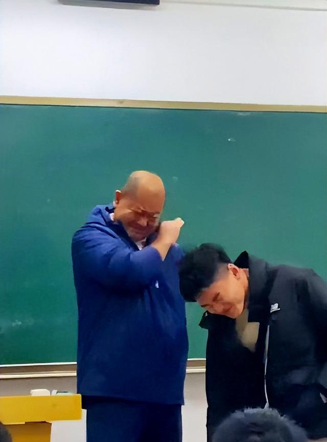 男生上课迟到被罚弹脑瓜崩，好像老父亲惩罚好大儿，网友直呼可爱