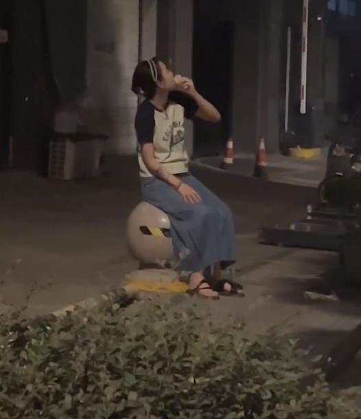 浙江一男子下楼撞见孕妻偷吃,默默观察后上前制止,结果哭笑不得