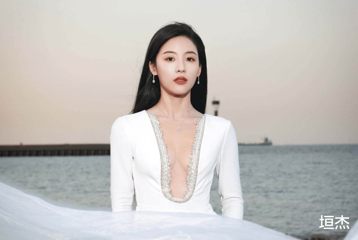 郁可唯|又是红毯!蒋勤勤作风大改,郁可唯脚指甲是败笔,倪妮艳压群芳