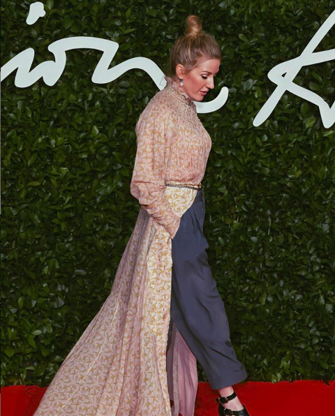 李宇春|李宇春老少女风格影楼风亮相2019英国时装大奖,造型师直接下线吧