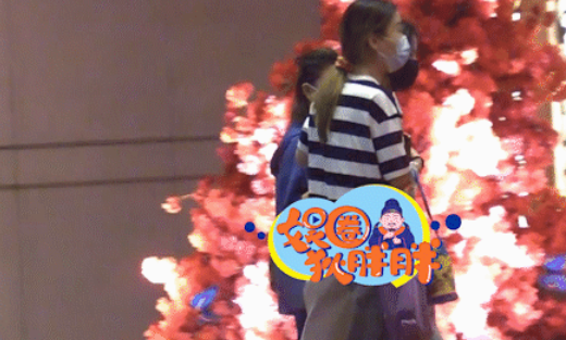 周雨彤|28岁女星喝到烂醉,头发凌乱靠助理搀扶,曾与顶流街边缠绵拥吻