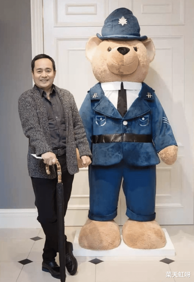 杨幂|杨幂剧组庆生照曝光,与龚俊合体超养眼,粉丝派200架无人机应援