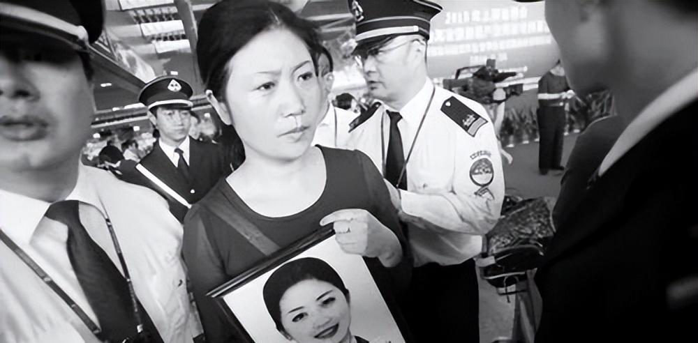 2010年，深圳一美女空姐被骗后自我了断，短信揭开上司的丑恶面目