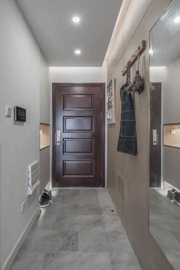 进门后是长玄关，如何设计更加实用而不压抑呢？