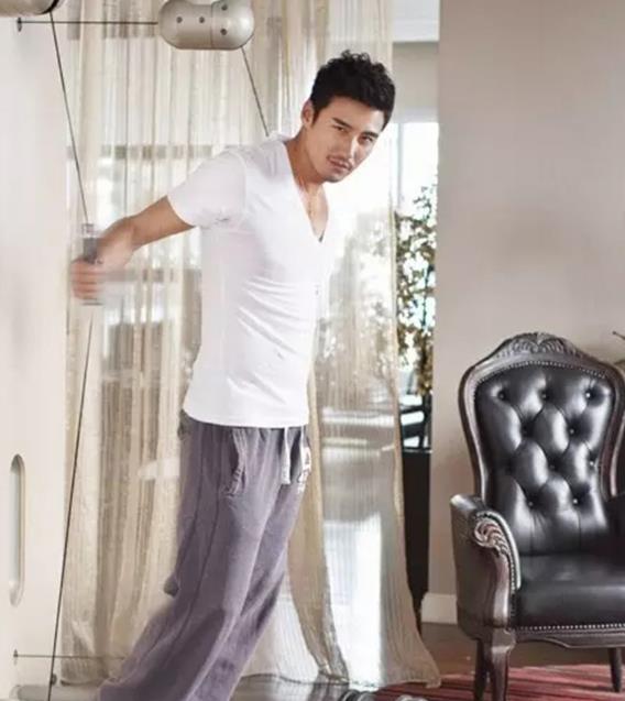 带你参观胡兵现实的家,家具简单朴素无华,连茶几都是铁架做的