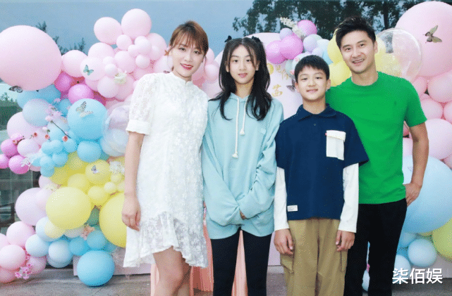 叶一茜|叶一茜晒全家福庆生,与女儿森碟挽着手臂似姐妹,一家颜值都好高