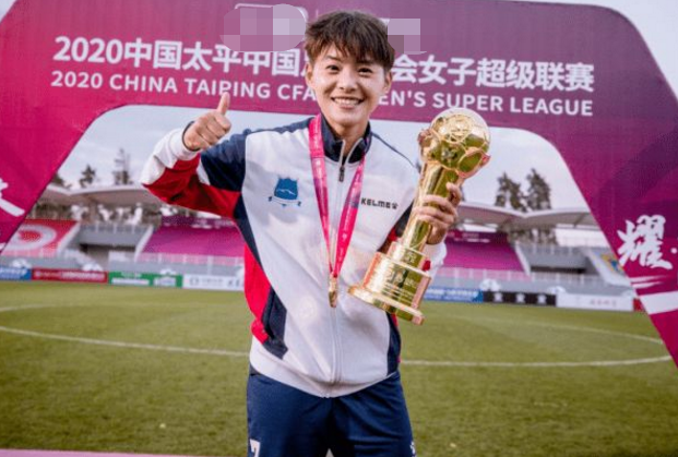 女足夺冠王霜父亲欢呼庆祝!握紧双拳一蹦老高,豪宅装修十分高级