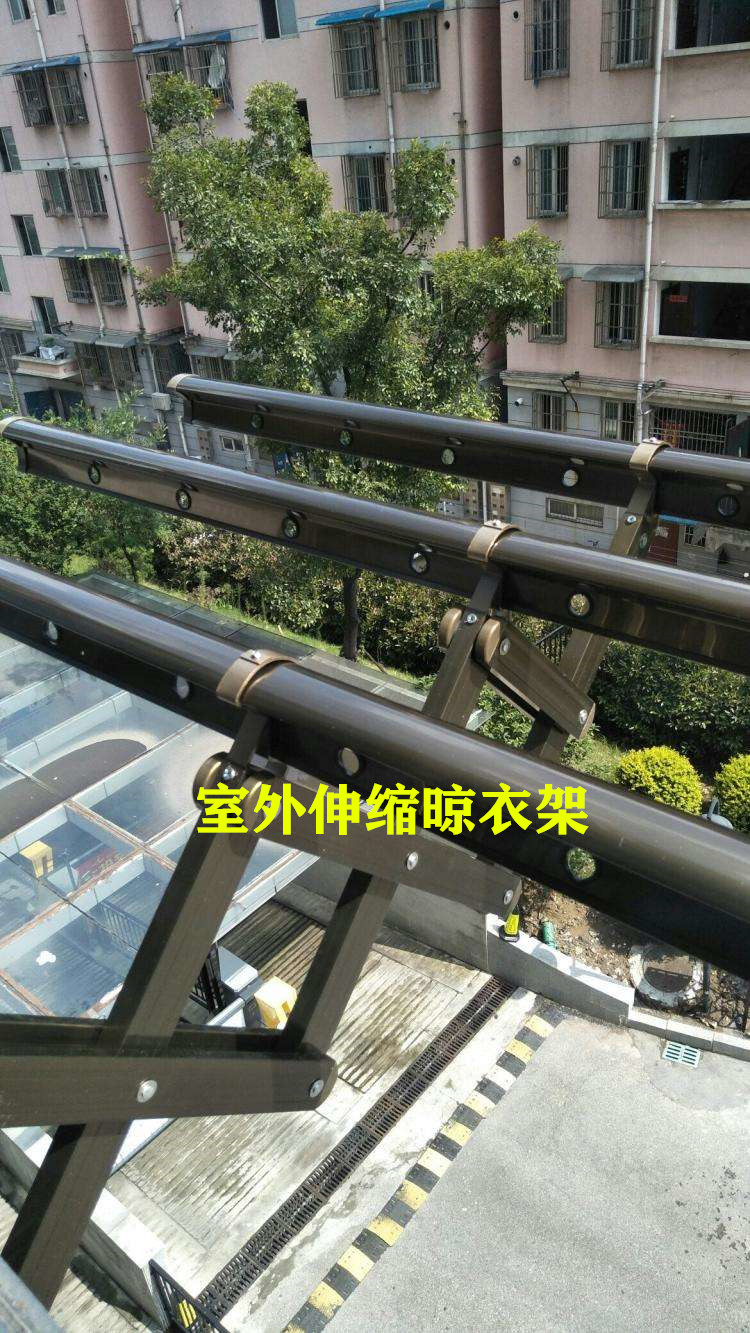 住12楼，我在阳台外搭不锈钢花架，楼下业主：天天看着心慌必须拆！