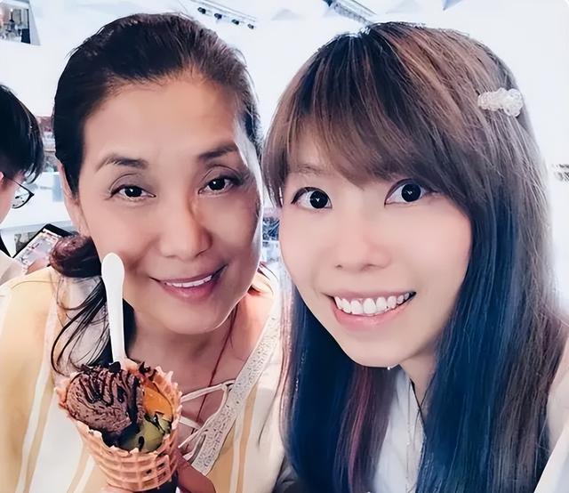 元秋|“包租婆”元秋罕见出镜,与妹妹文雪儿聚会迎新年,米雪也参加了