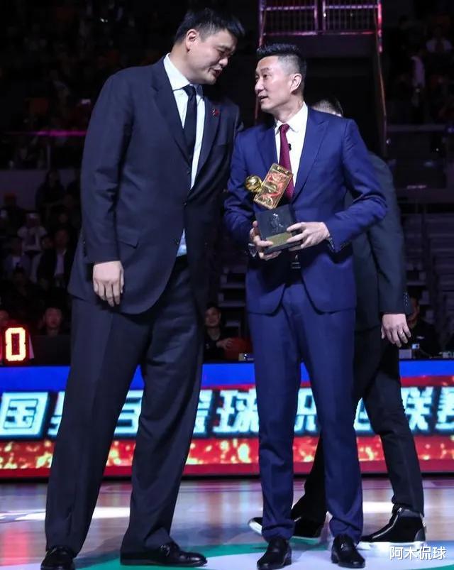 姚明|大学生狂赞姚明，CBA球迷却强烈要求姚明下台别祸害联赛，姚明做错了吗