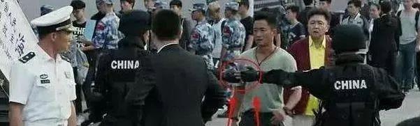 战狼2|《战狼2》哭笑不得的穿帮镜头，张张有爆点，网友：看一次笑一次