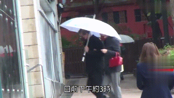 朱玲玲|朱玲玲与百亿丈夫雨中约会,一口一口喂食雪糕,结婚14年仍似初恋