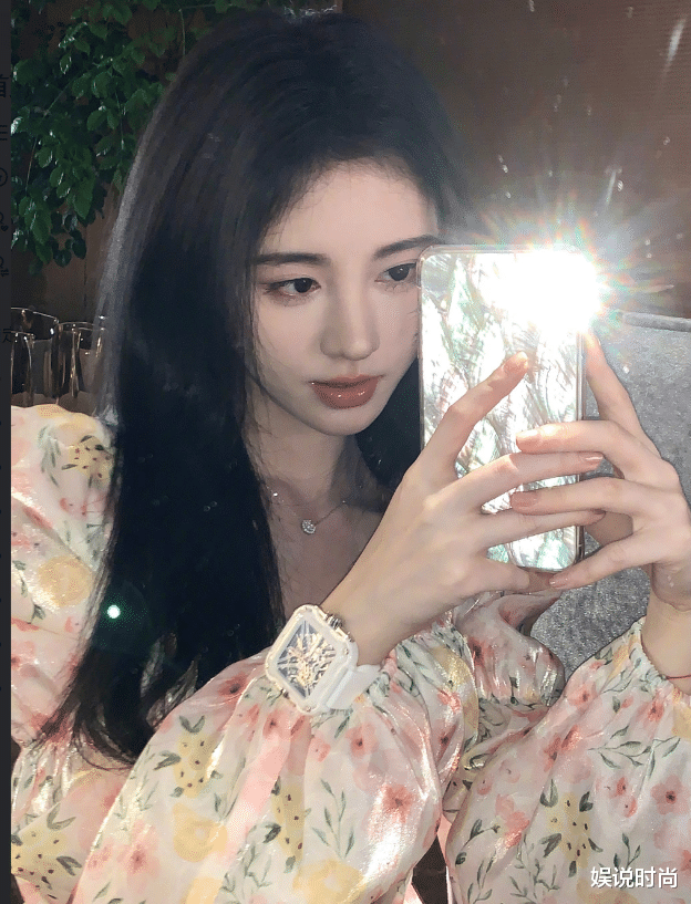 袁冰妍|袁冰妍和鞠婧祎撞衫！一个甜美公主风，一个精致仙女范，更喜欢她