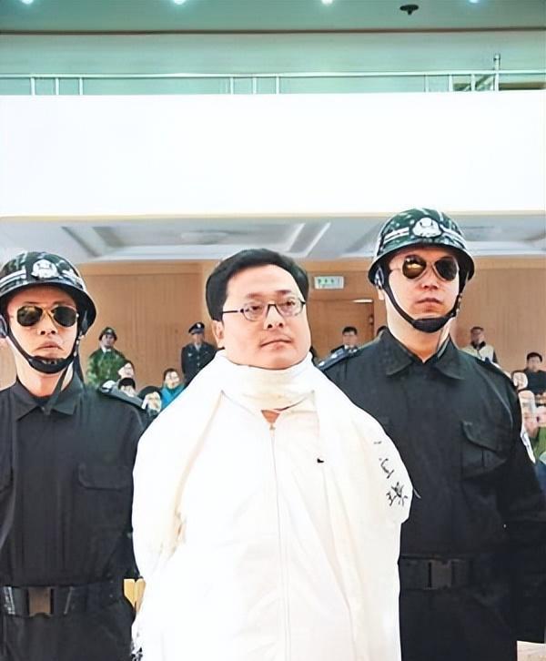 中国首个被判死刑的亿万富翁,临死前还挣扎:我花500亿饶我一命