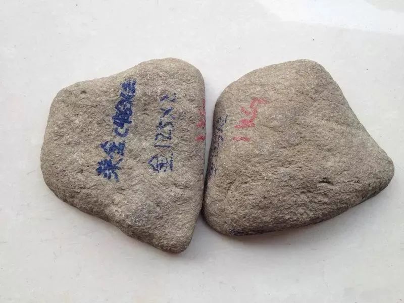 飘花翡翠|沙粒粗糙均匀的翡翠原石，从中一刀，竟收获一堆冰飘花翡翠！