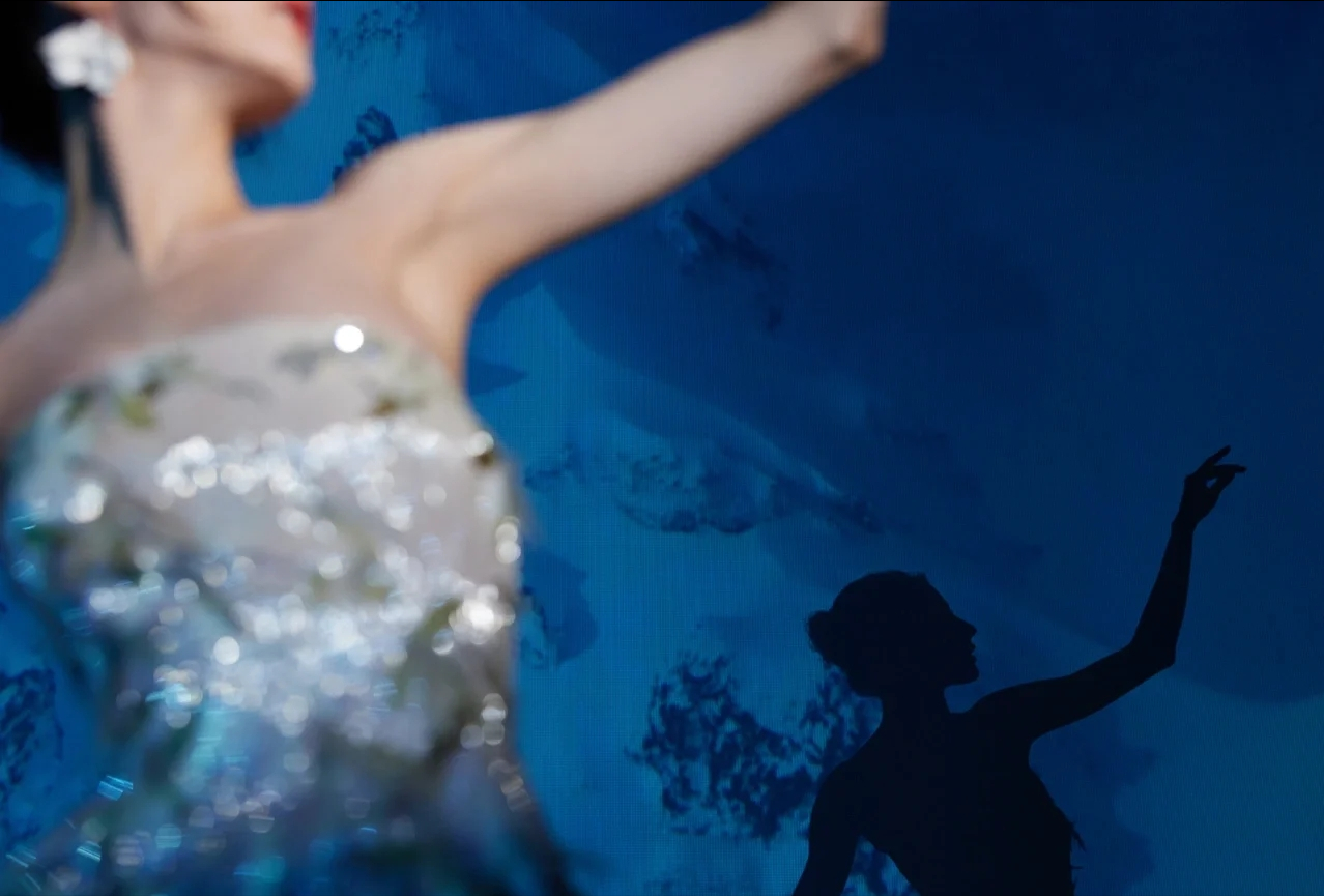 迪丽热巴|迪丽热巴像是在海里走出来的美人鱼，请问是公主殿下吗？