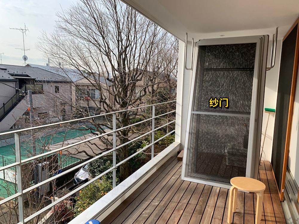 阳台还没封,跟这家学学,装推拉纱门,通风又防蚊虫,夏天好凉快